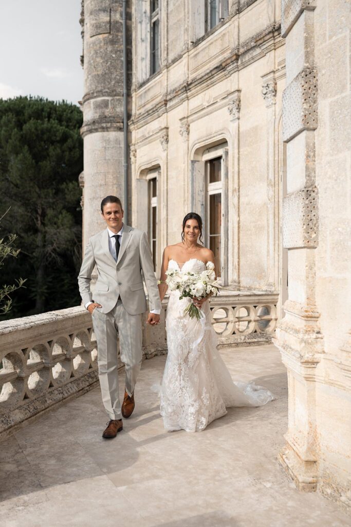 de la valouze a.bukowska bride groom walking shot white bouquet