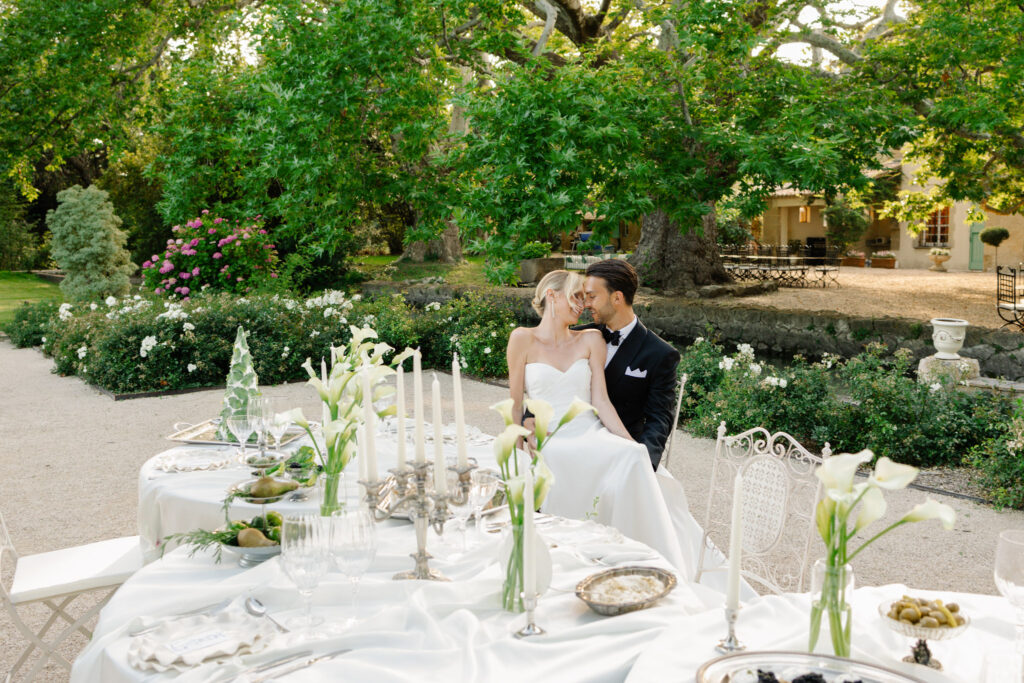 domaine de lamanon ivory romance roxane nicolas french wedding style bride groom kissing reception table