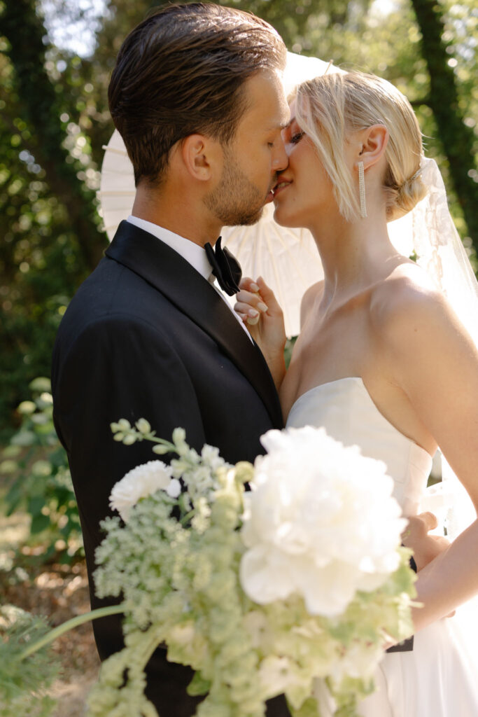 domaine de lamanon ivory romance roxane nicolas french wedding style bride groom kissing white bouquet