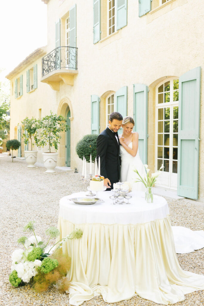 domaine de lamanon ivory romance roxane nicolas french wedding style bride groom reception roundtable candles flowers