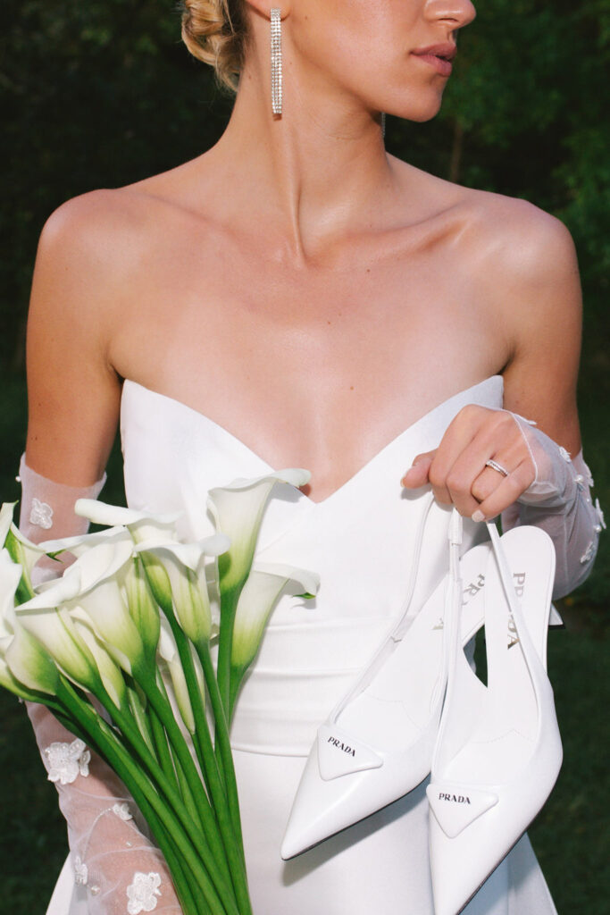 domaine de lamanon ivory romance roxane nicolas french wedding style brider white dress pointed shoes white tulip flower