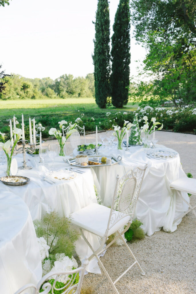 domaine de lamanon ivory romance roxane nicolas french wedding style round table garden reception white flowers candles