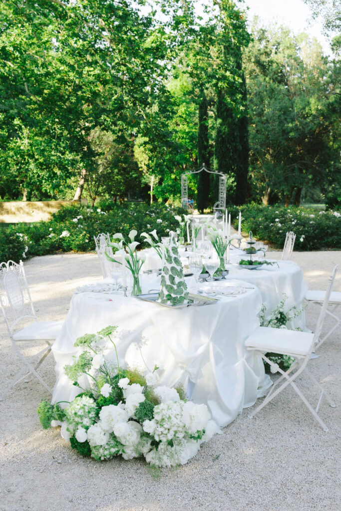 domaine de lamanon ivory romance roxane nicolas french wedding style round table garden reception white table cloth and flowers