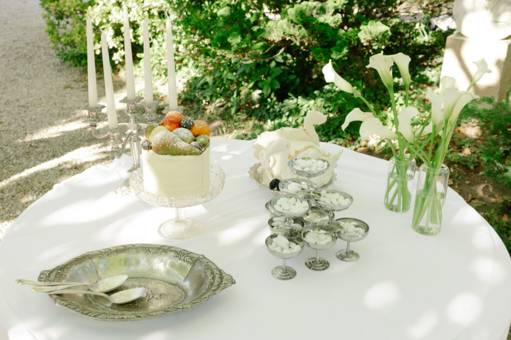 domaine de lamanon ivory romance roxane nicolas french wedding style round table silverware tulip flower clear vase