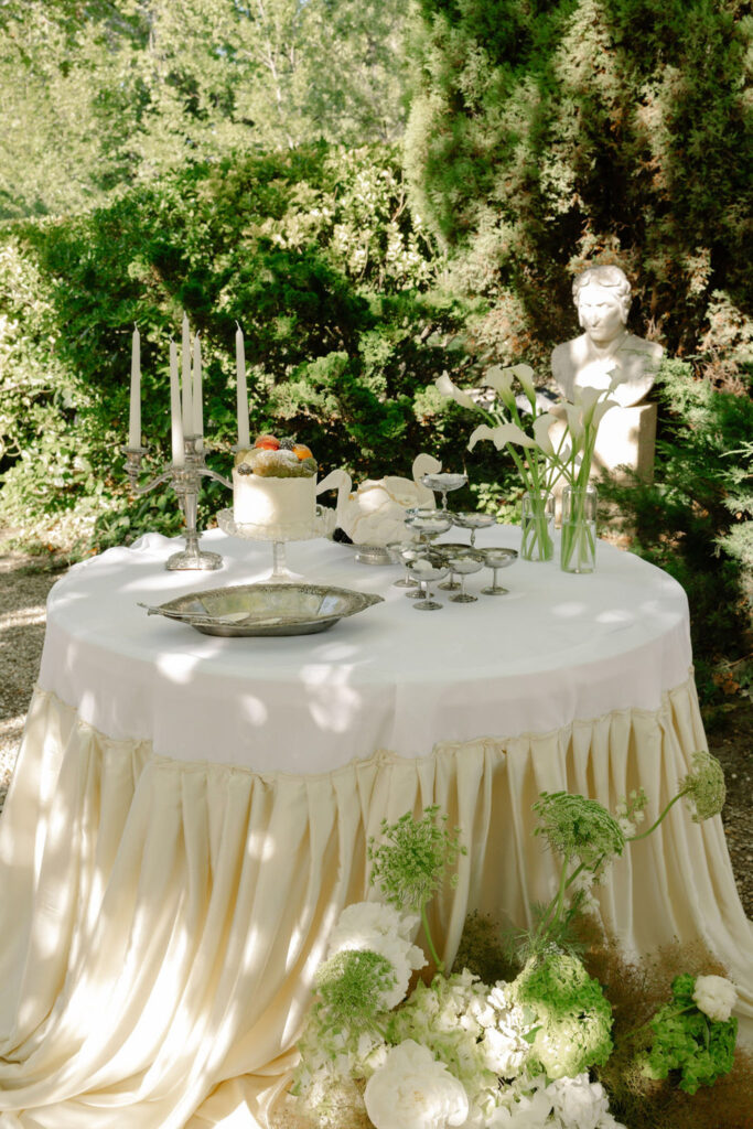 domaine de lamanon ivory romance roxane nicolas french wedding style round table white ivory table cloth white flowers