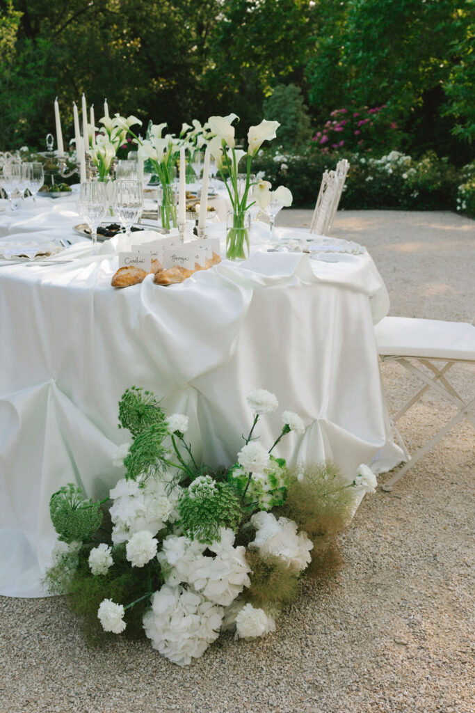 domaine de lamanon ivory romance roxane nicolas french wedding style round table white tablecloth white tulip flower bottom