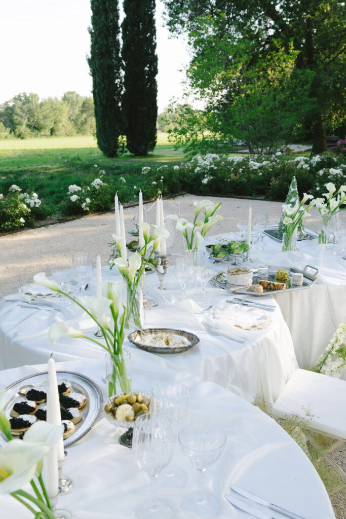 domaine de lamanon ivory romance roxane nicolas french wedding style round table white tulip clear vase garden reception