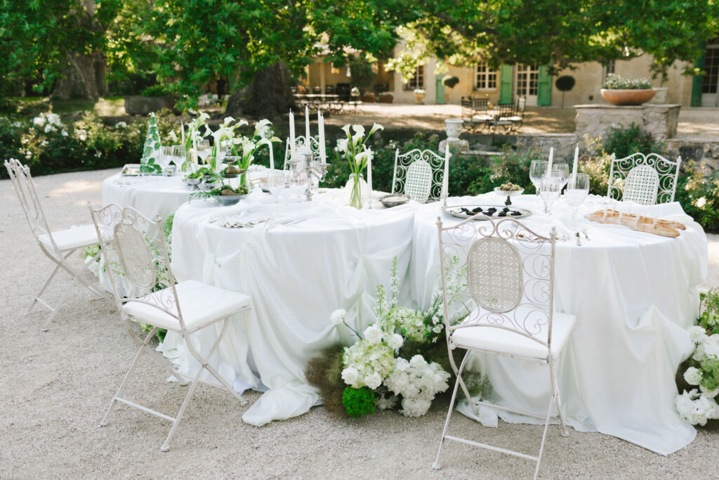 domaine de lamanon ivory romance roxane nicolas french wedding style white round table reception white flowers chairs candles