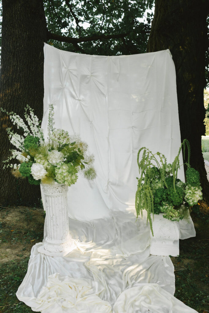 domaine de lamanon ivory romance roxane nicolas french wedding style white simple background two flower arrangement