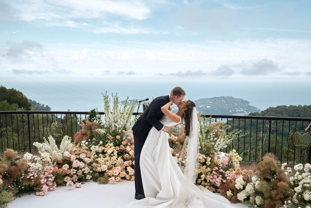 domaine du mont leuze vadim fasij french wedding style bride groom dip kissing round platform flowers