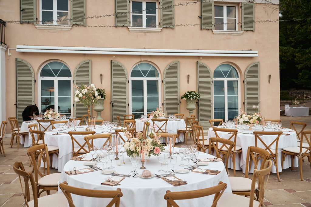 domaine du mont leuze vadim fasij french wedding style circular table arrangement simple decor