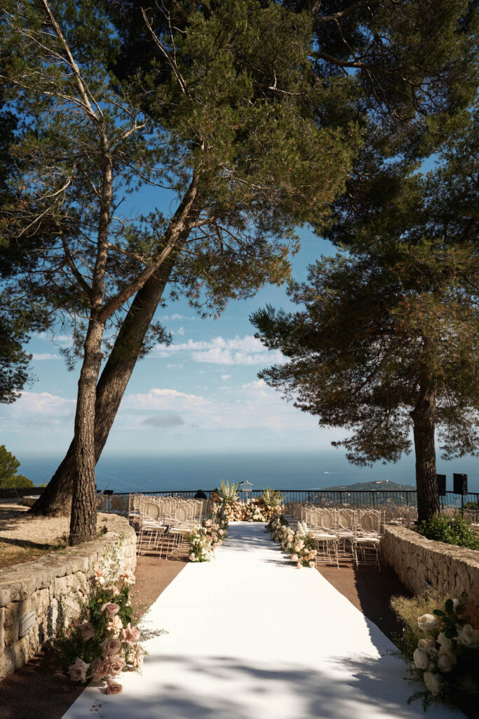 domaine du mont leuze vadim fasij french wedding style white aisle beige flower ocean view