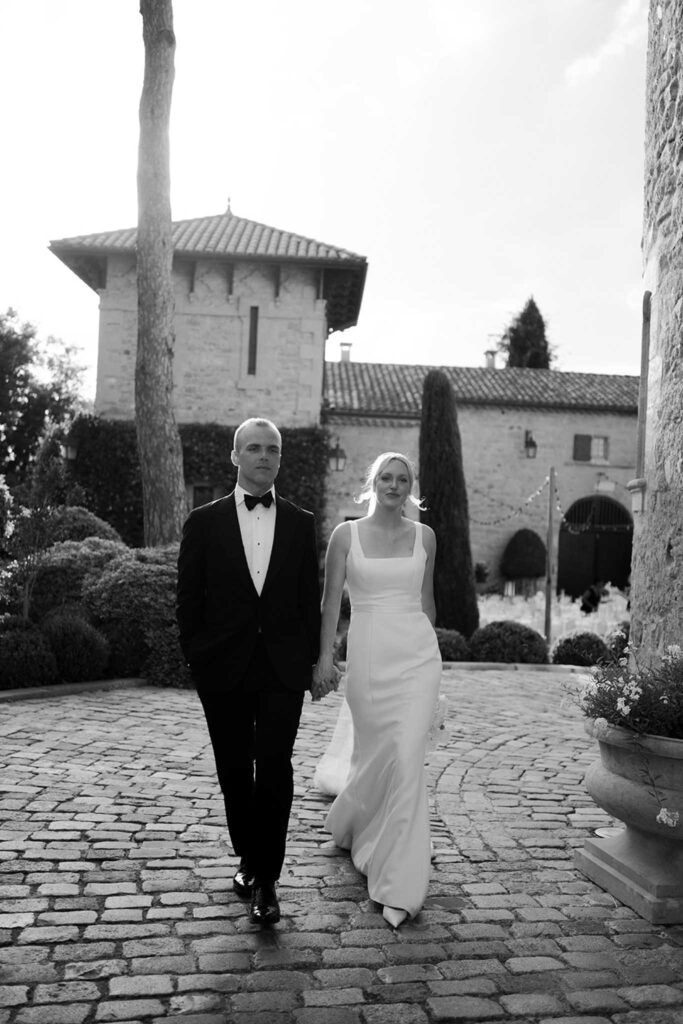 fontarech coveproduction bride groom walking black white photo