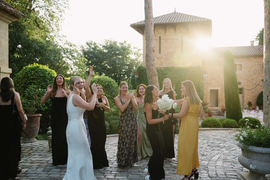 fontarech coveproduction bride ladies laughing bouquet toss