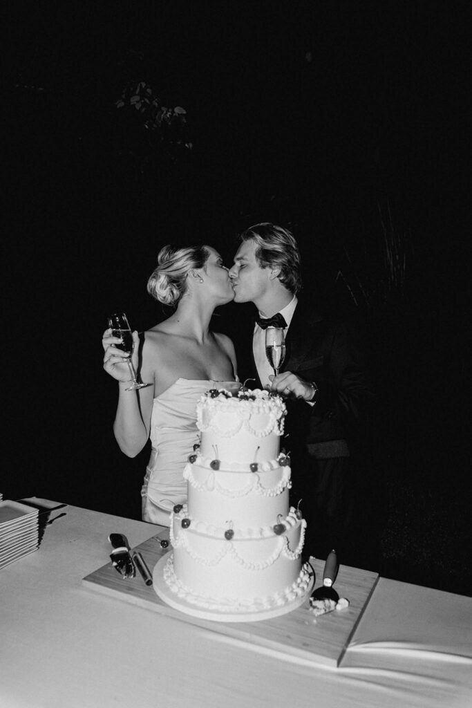 les jardin de campagne marjorie manfre french wedding style bride groom kissing cake three tier black white