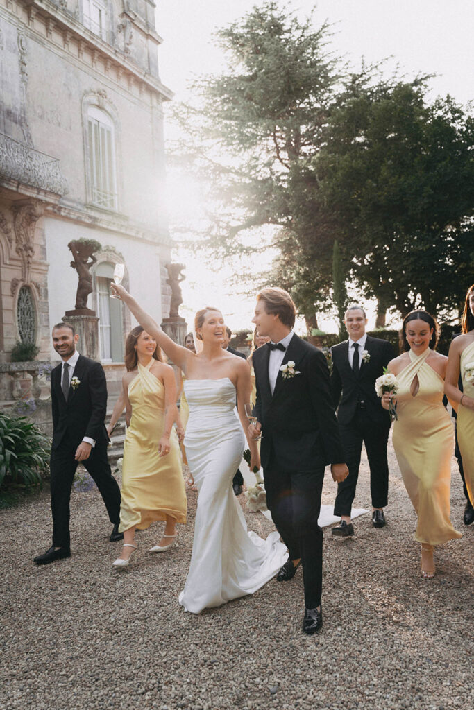 les jardin de campagne marjorie manfre french wedding style bride groom looking at each other entourage