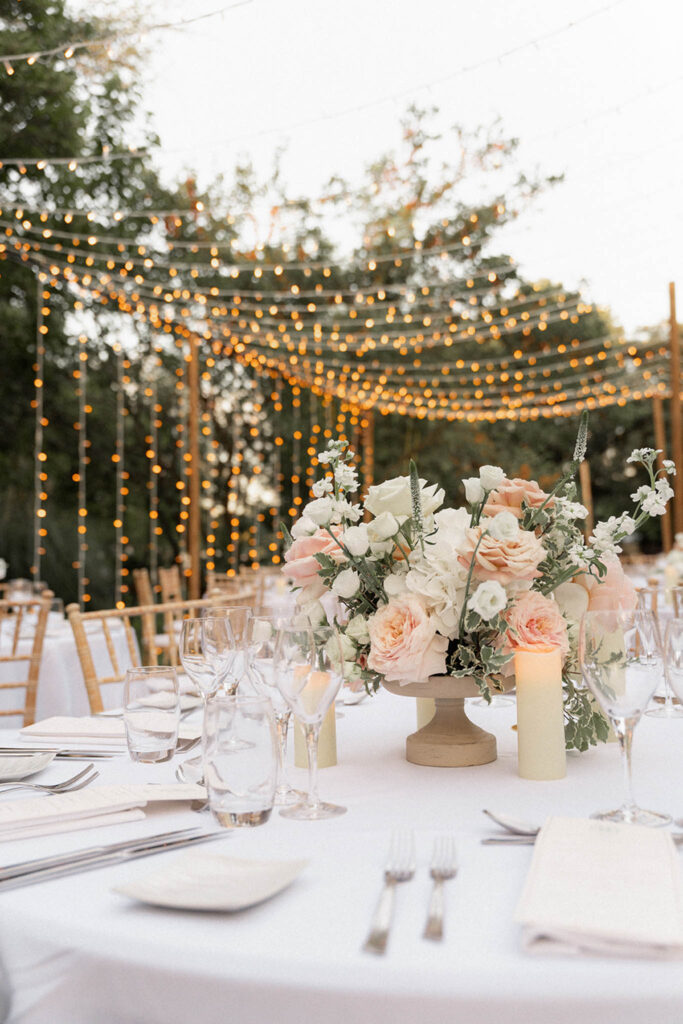 les jardin de campagne marjorie manfre french wedding style round table set up reception flower centerpiece