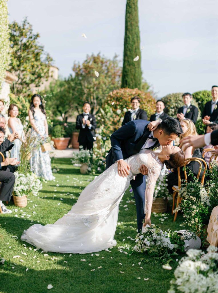 Bastide de Gorde Despinoy bride groom dip kiss aisle