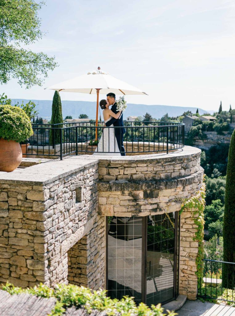 Bastide de Gorde Despinoy bride groom kissing edge circular building