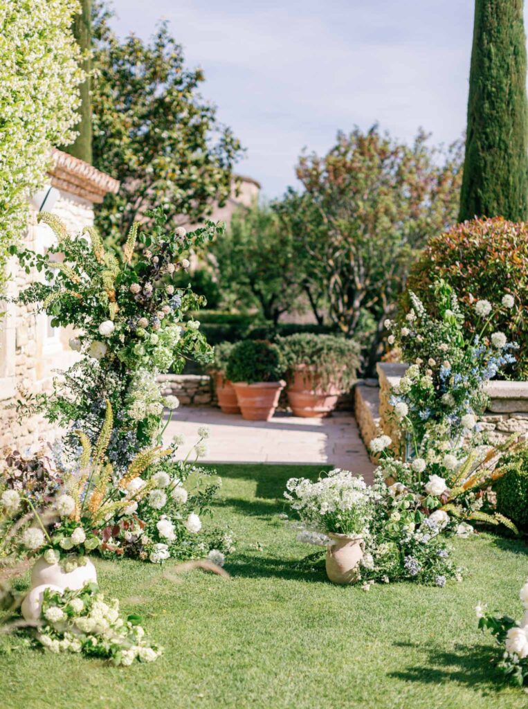 Bastide de Gorde Despinoy ceremony area landscape white flowers