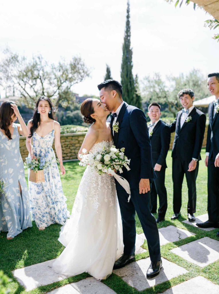 Bastide de Gorde Despinoy groom whisper bride entourage background