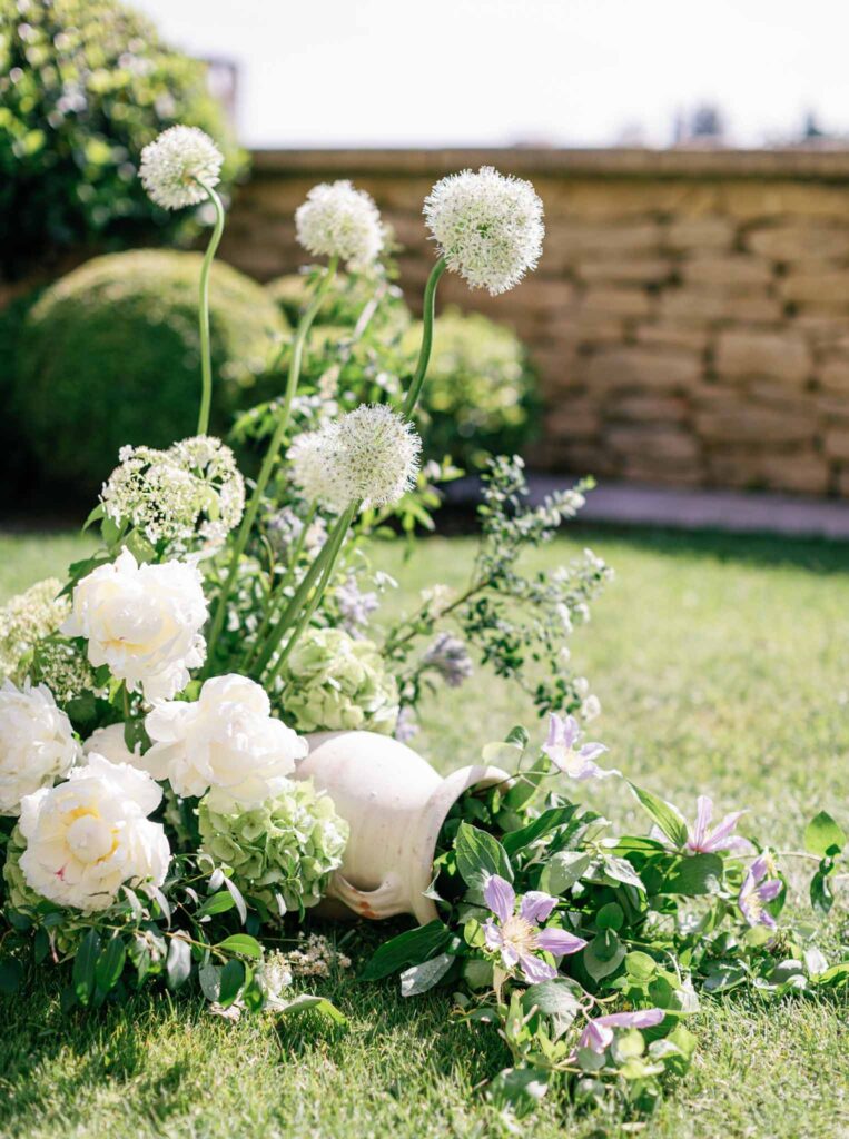 Bastide de Gorde Despinoy white flower decor ceremony aisle