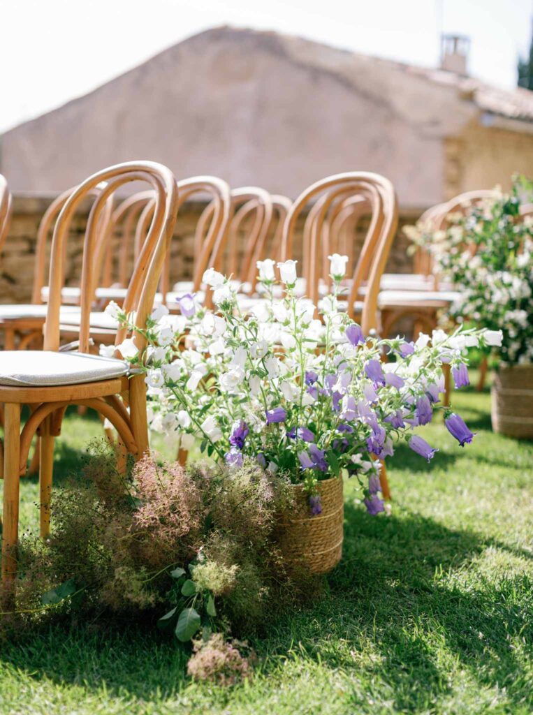 Bastide de Gorde Despinoy wood chairs flowers in basket ceremony