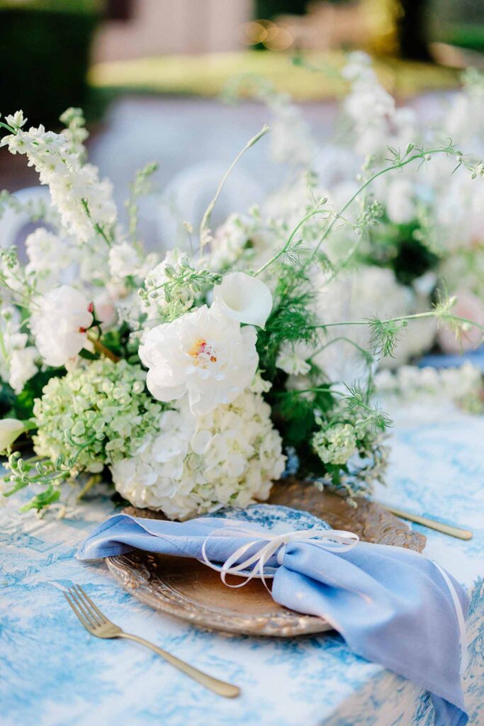 Trieux M.Mann reception table blue napkin white flower centerpiece