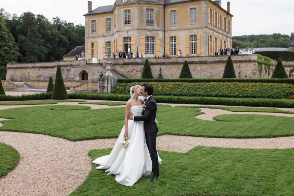 Villette Dream Paris Wedding bride groom kissing old vinatge manor background