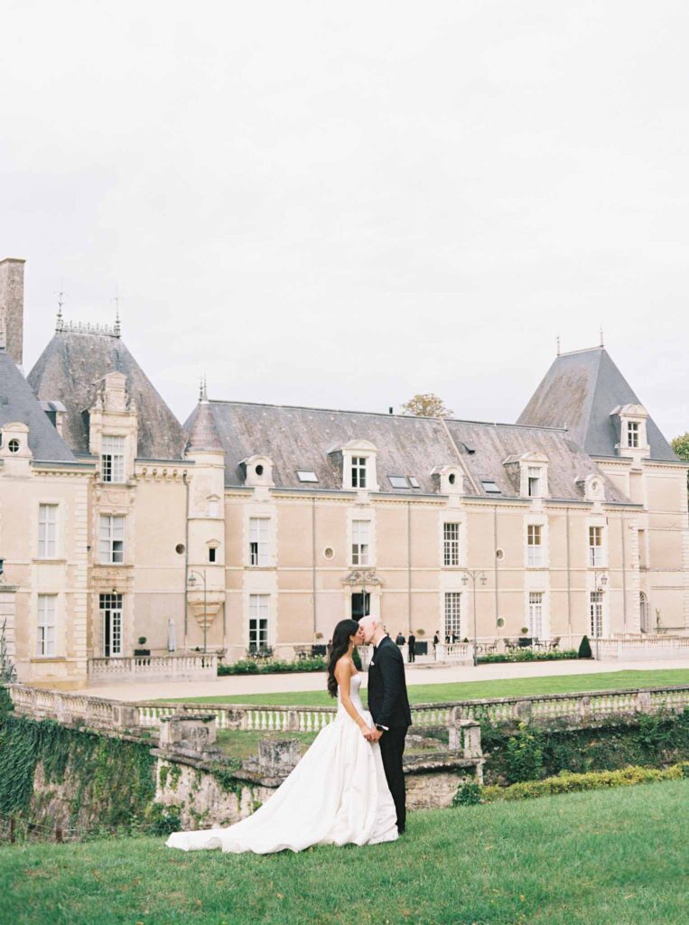 de Jalesne S.Lord bride groom kissing chateau background