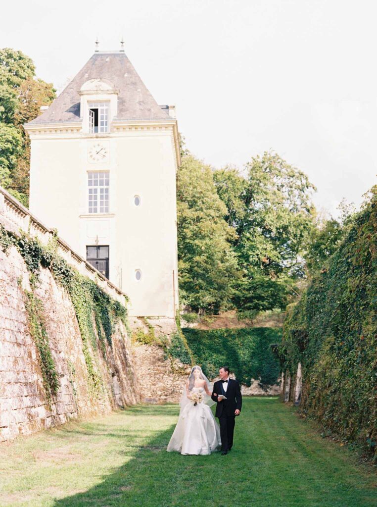 de Jalesne S.Lord bride walking towards ceremony proper