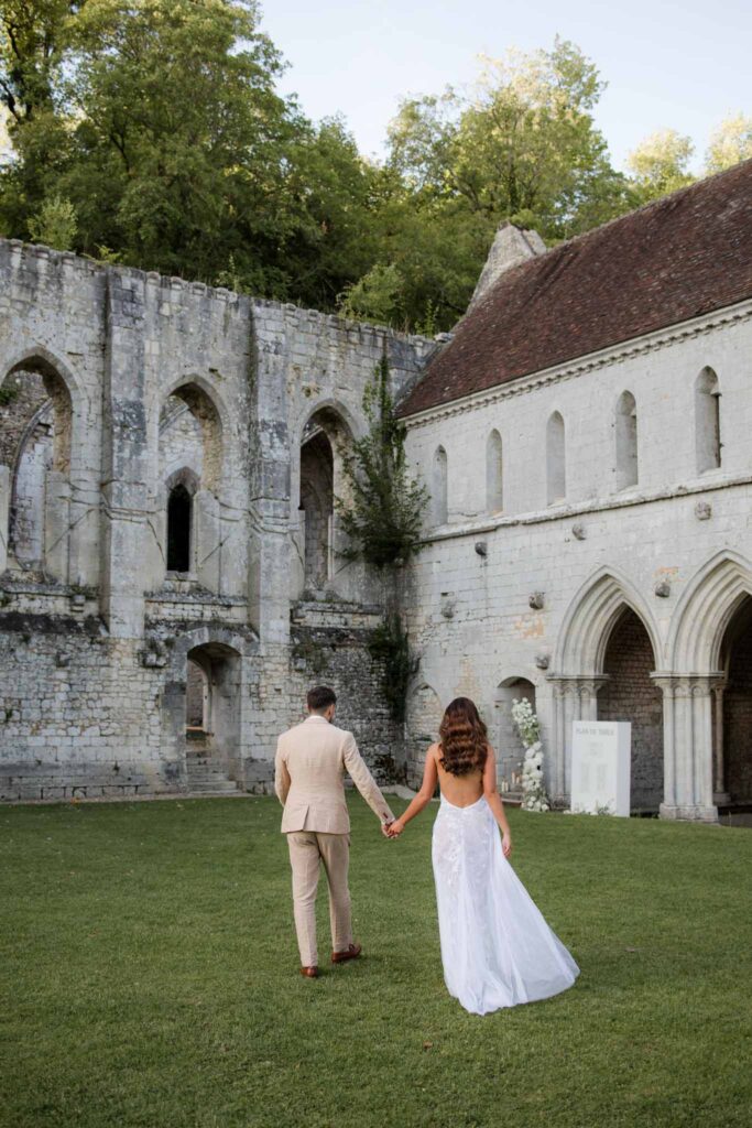 Abbaye Noce Machine bride groom back shot old ruined straucture background