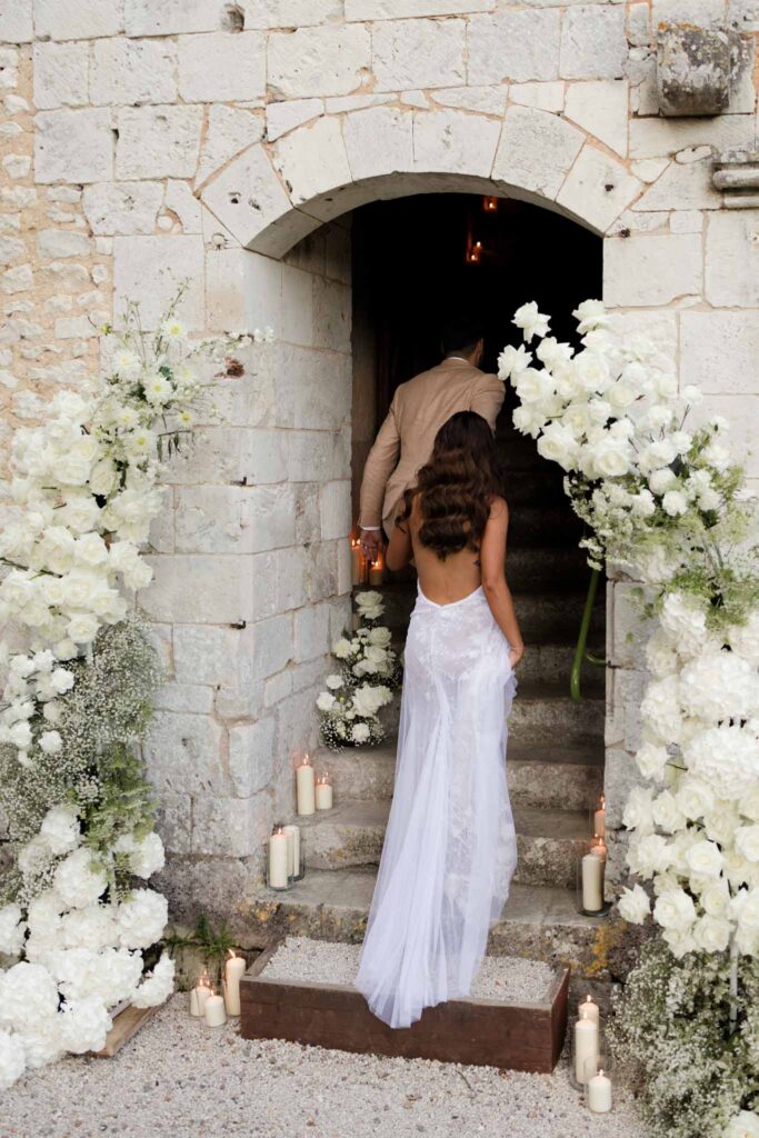 Abbaye Noce Machine bride groom going upstairs reception area