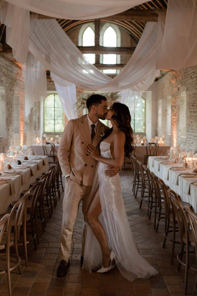 Abbaye Noce Machine bride groom kissing reception area