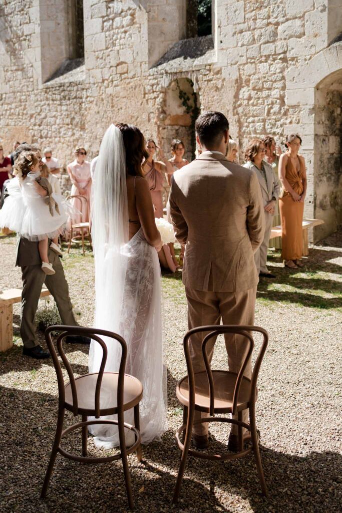 Abbaye Noce Machine bride groom standing ceremony area guests standing