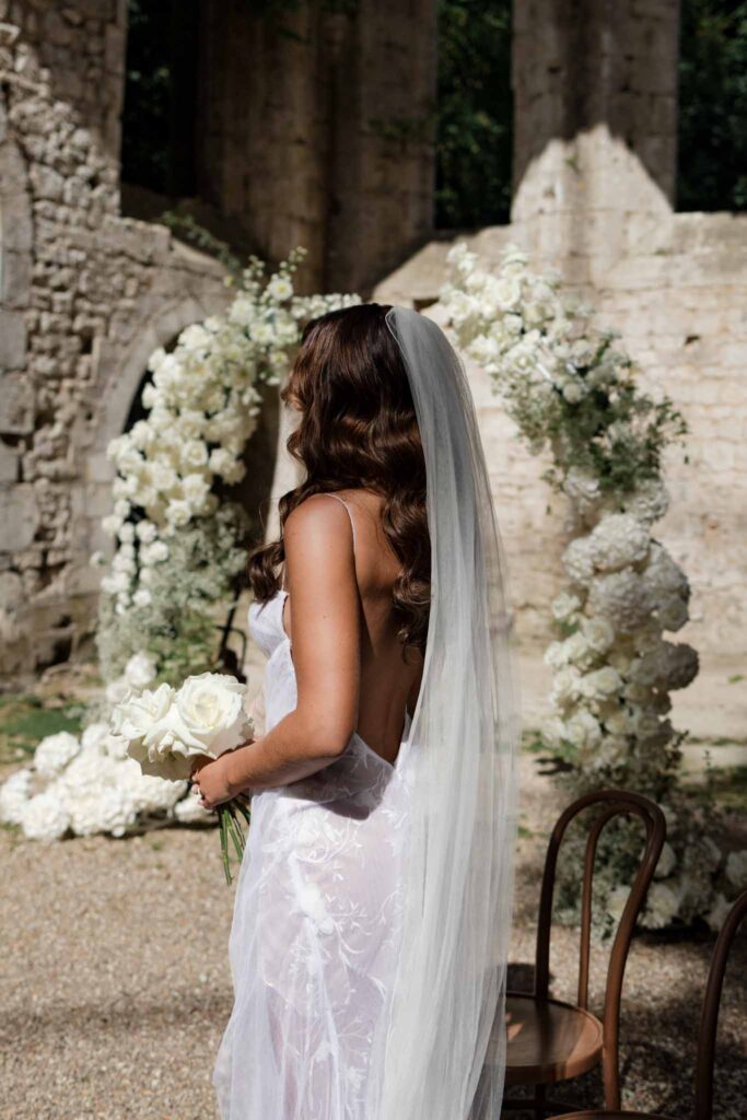 Abbaye Noce Machine bride long wavy hair long veil white bouquet ceremony