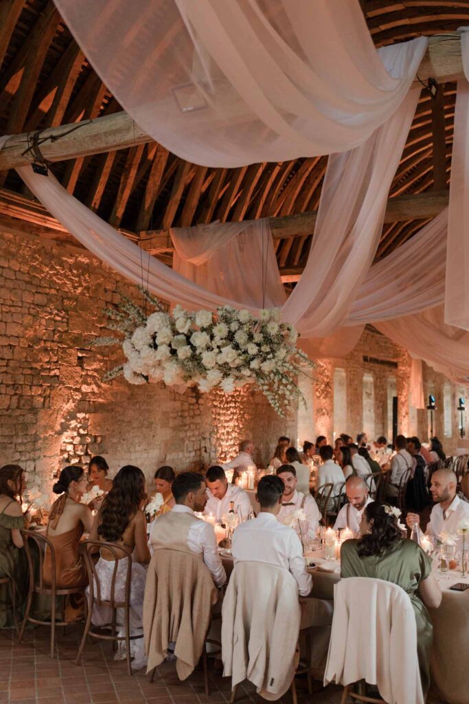 Abbaye Noce Machine guests seated reception tables