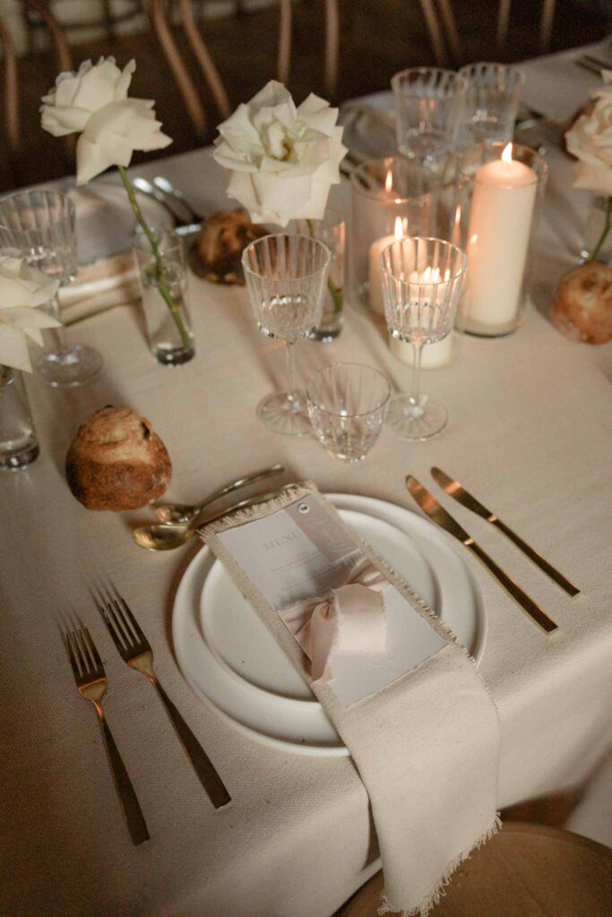 Abbaye Noce Machine long reception table candle lit bread on table