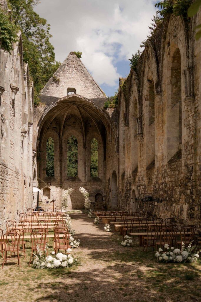 Abbaye Noce Machine old ruined structure ceremony area