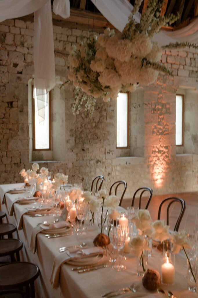 Abbaye Noce Machine presidential table candles lit up breads on table