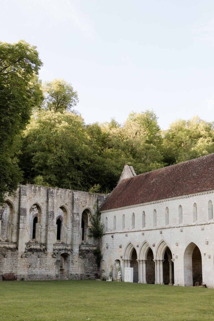 Abbaye Noce Machine wide shot venue old ruined brick structure