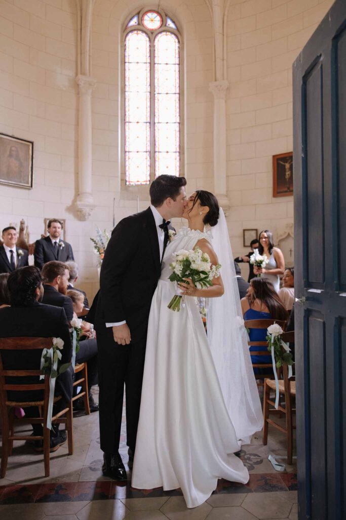 Boutonvillier F.Mary bride groom kissing by the chapel door ceremony