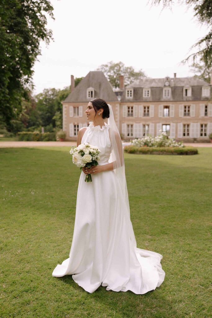 Boutonvillier F.Mary bride halter white dress long veil white bouquet