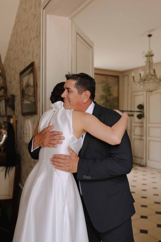 Boutonvillier F.Mary bride hugging father inside venue