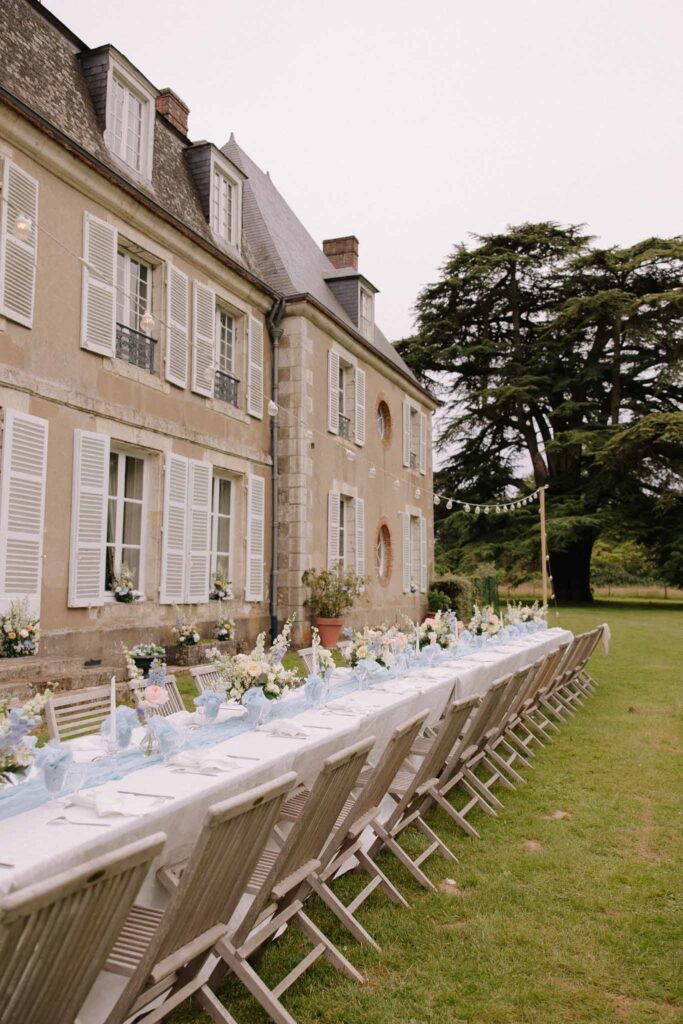 Boutonvillier F.Mary long white table blue accent decor white wood chairs