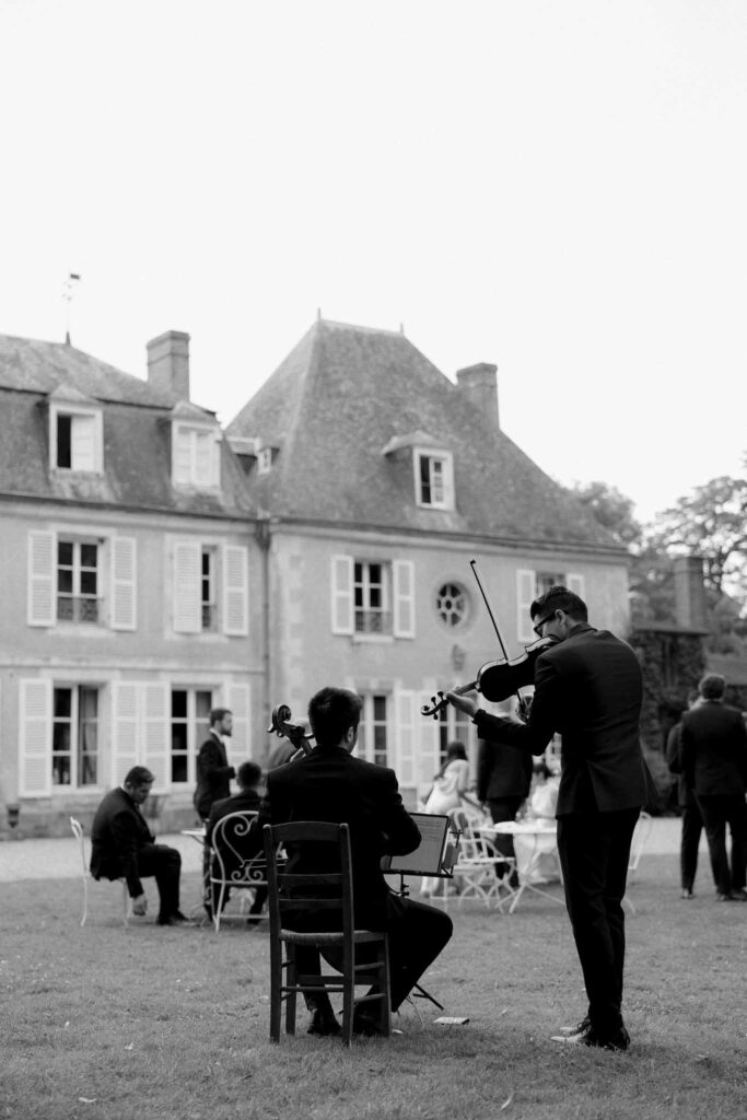 Boutonvillier F.Mary two violinist during cocktail hour black white photo