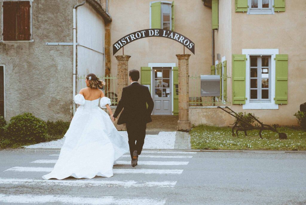 L Amour Fou 3 Maude C Photographe bride groom crossing streetjpg