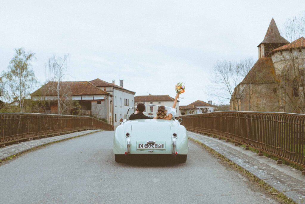 L Amour Fou 3 Maude C Photographe bride groom driving away vintage car