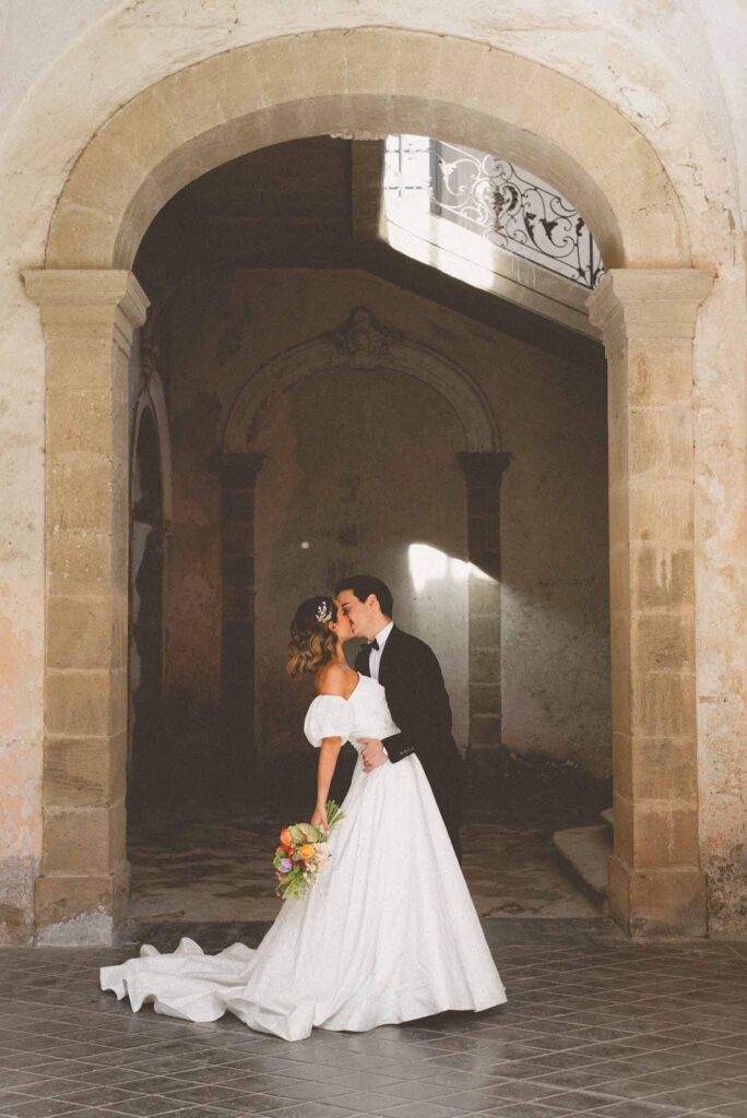 L Amour Fou 3 Maude C Photographe bride groom kissing old building