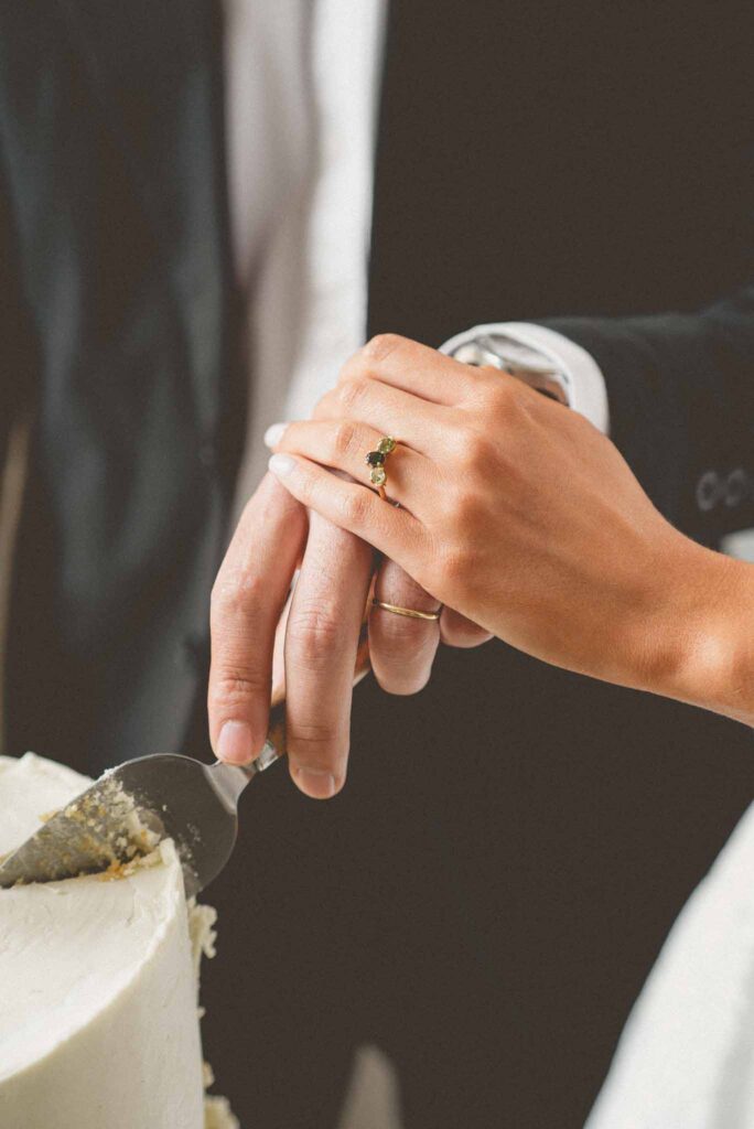 L Amour Fou 3 Maude C Photographe bride groom slicing cake detail shot ring